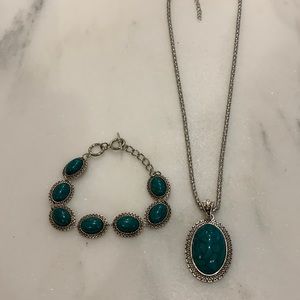 Green stone necklace and bracelet.